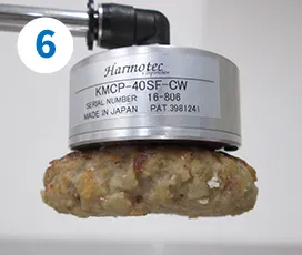 ハンバーグ吸引保持の様子